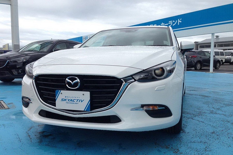 Vào tháng 6 vừa qua, hình ảnh teaser của mẫu xe  Mazda3 phiên bản 2016 cũng đã từng xuất hiện trên một tờ báo tại Nhật Bản. Và đến thời điểm hiện tại, hình ảnh thực tế của mẫu xe này đã được hé lộ với phiên bản mang tên Axela (tên của Mazda3 tại thị trường Nhật Bản).